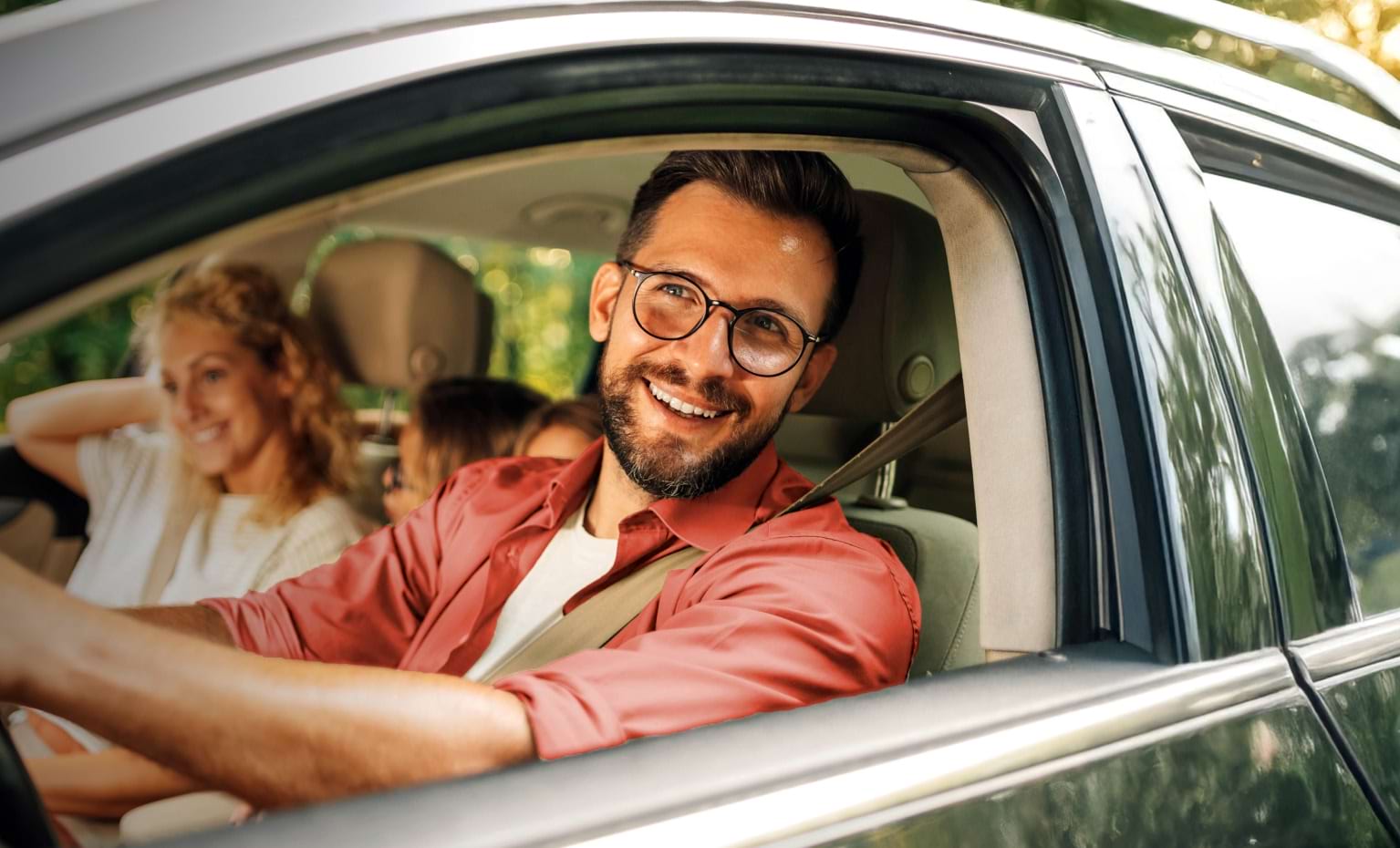 Homem conduz automóvel