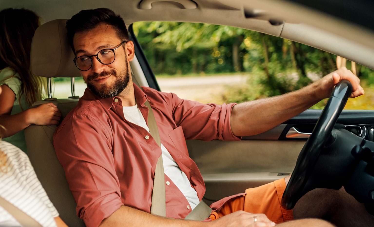 Homem conduz automóvel