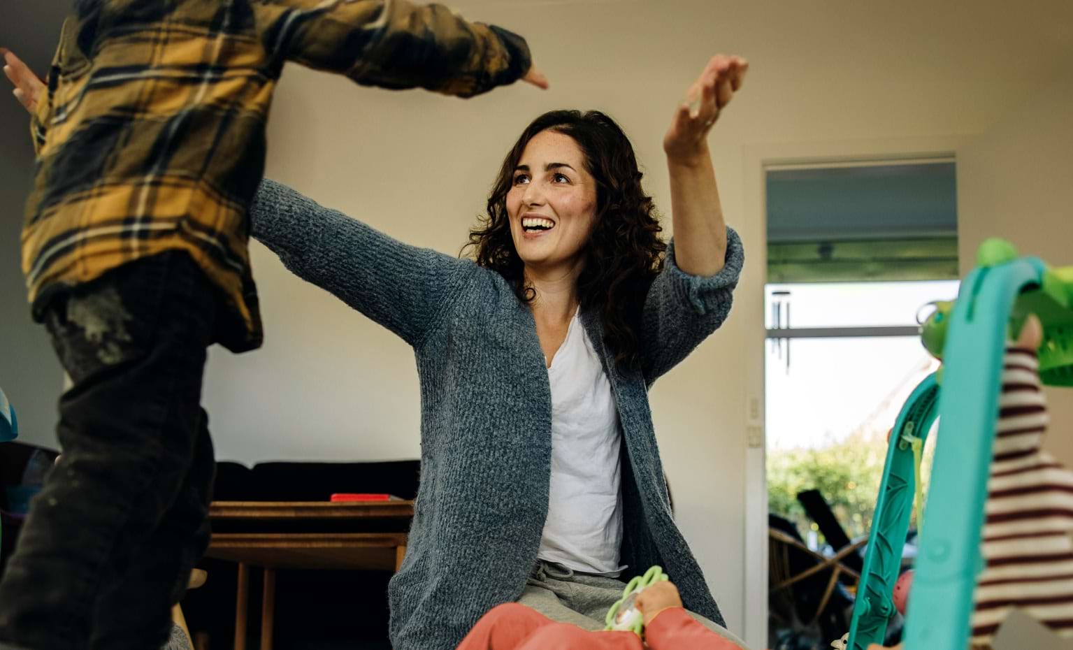 Mulher feliz por realizar um Crédito Pessoal no Santander