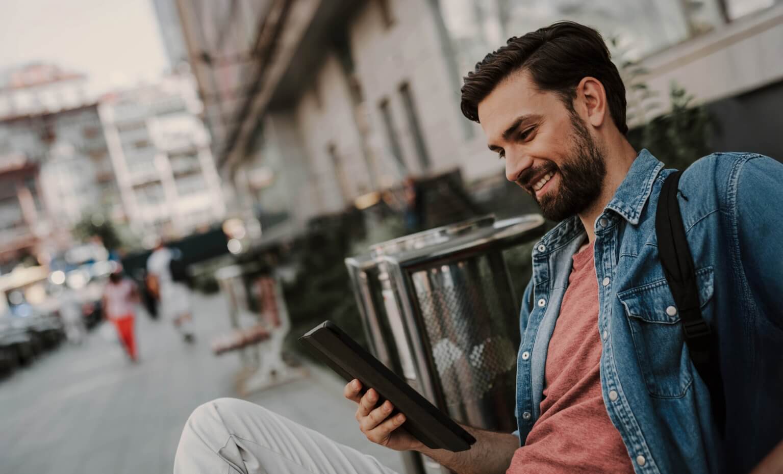 Homem com tablet na mão