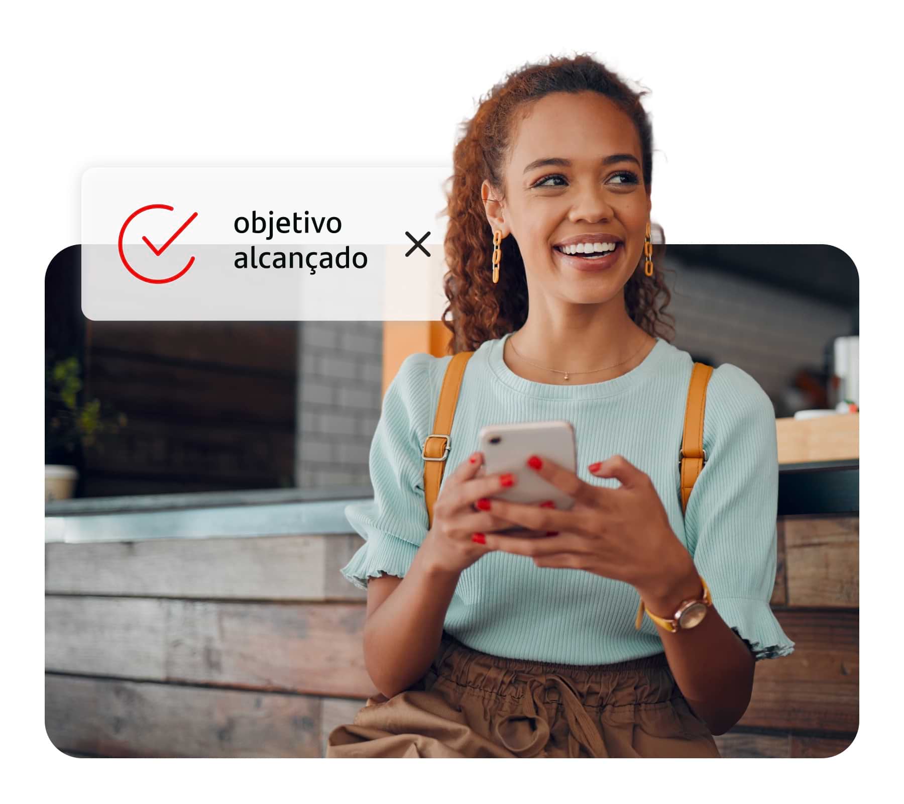 Mulher com smartphone na mão alcançou objetivo no Santander Rewards