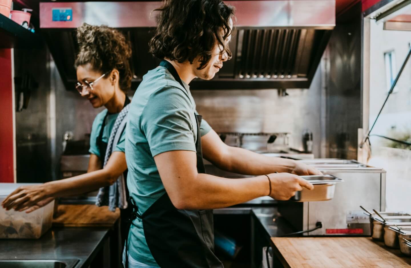 Dois cozinheiros preparam refeição