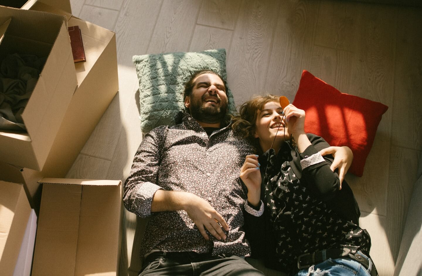 Duas amigas pintam os lábios em frente ao espelho