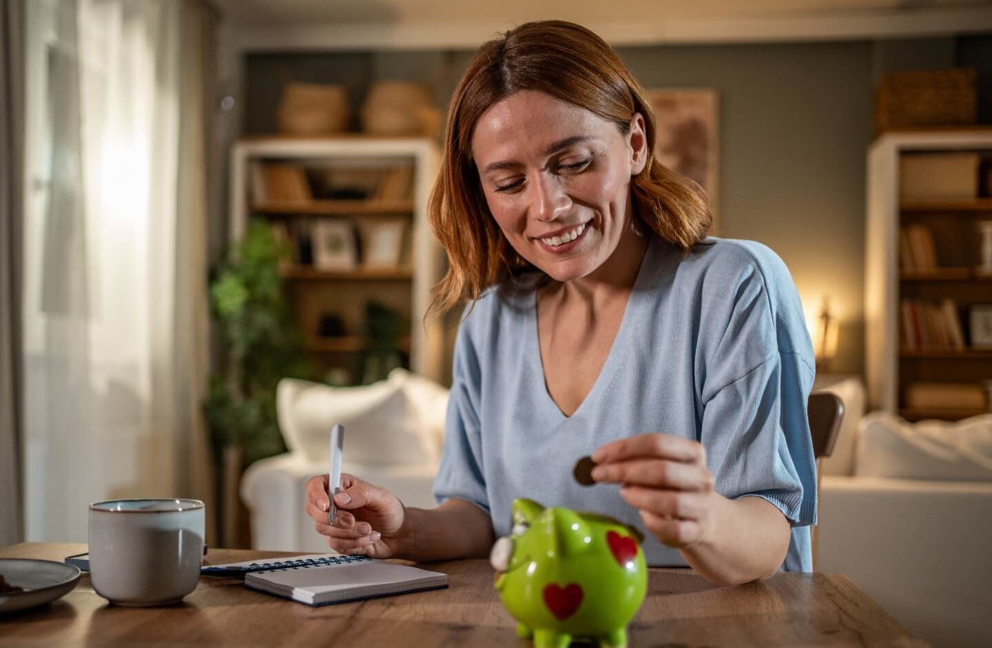 Mulher coloca as suas poupanças em mealheiro