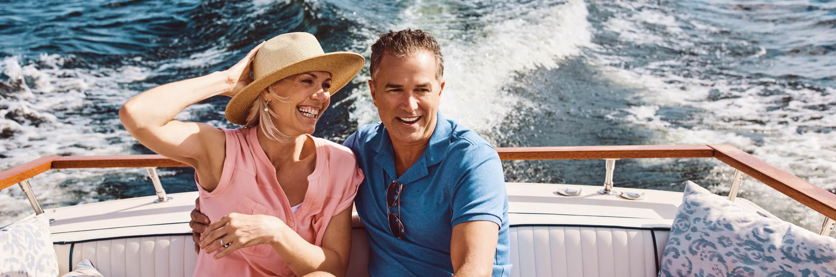 imagem de casal de meia idade em barco
