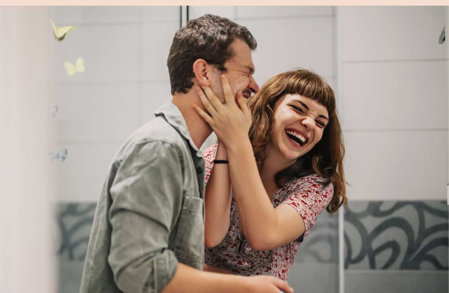Casal jovem feliz por realizar um Crédito Habitação no Santander