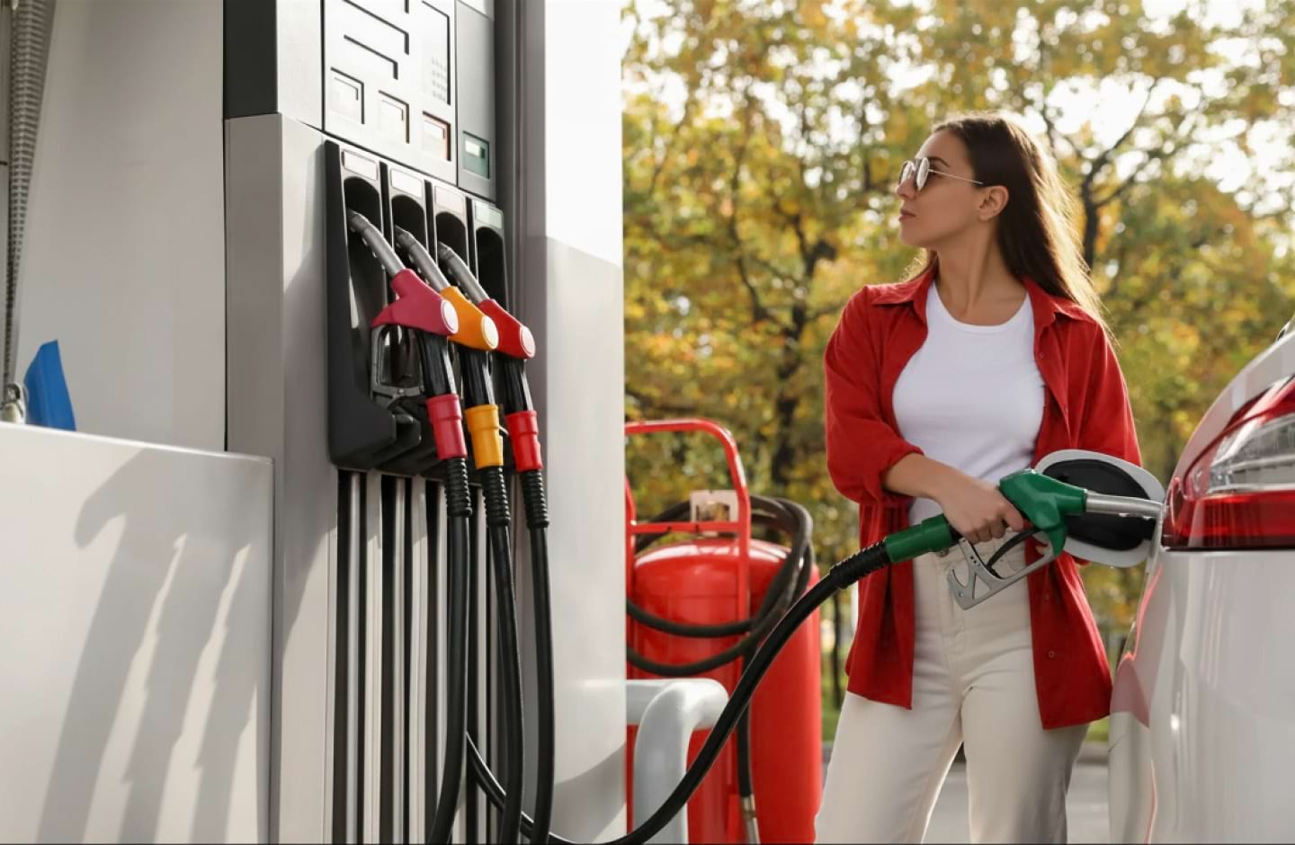 Mulher enche o depósito do carro na Repsol