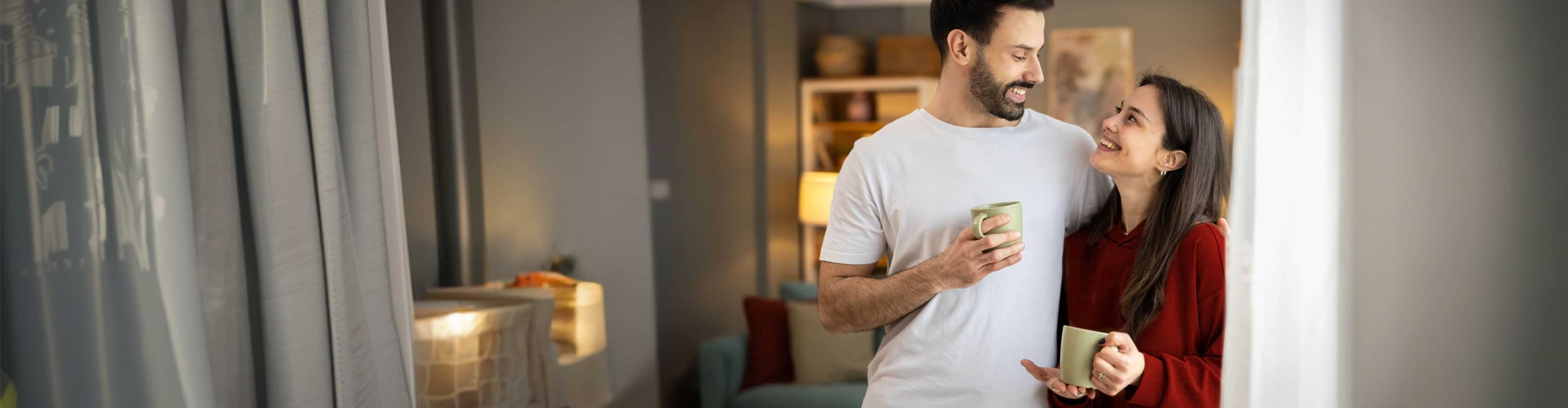 Casal feliz por realizar um Crédito Habitação no Santander