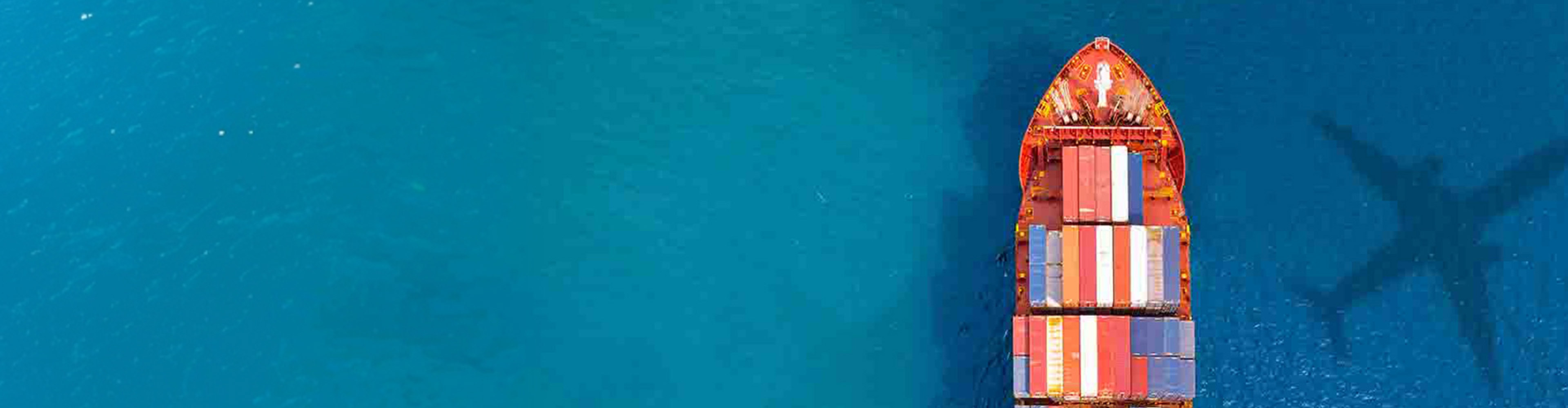 Barco de transporte logístico internacional