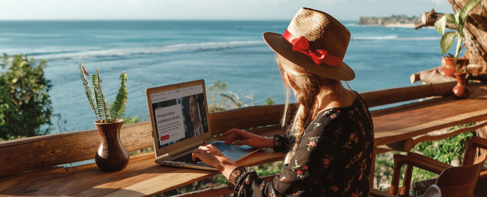 Mulher consulta no computador Curso Online de Organização dos Mercados