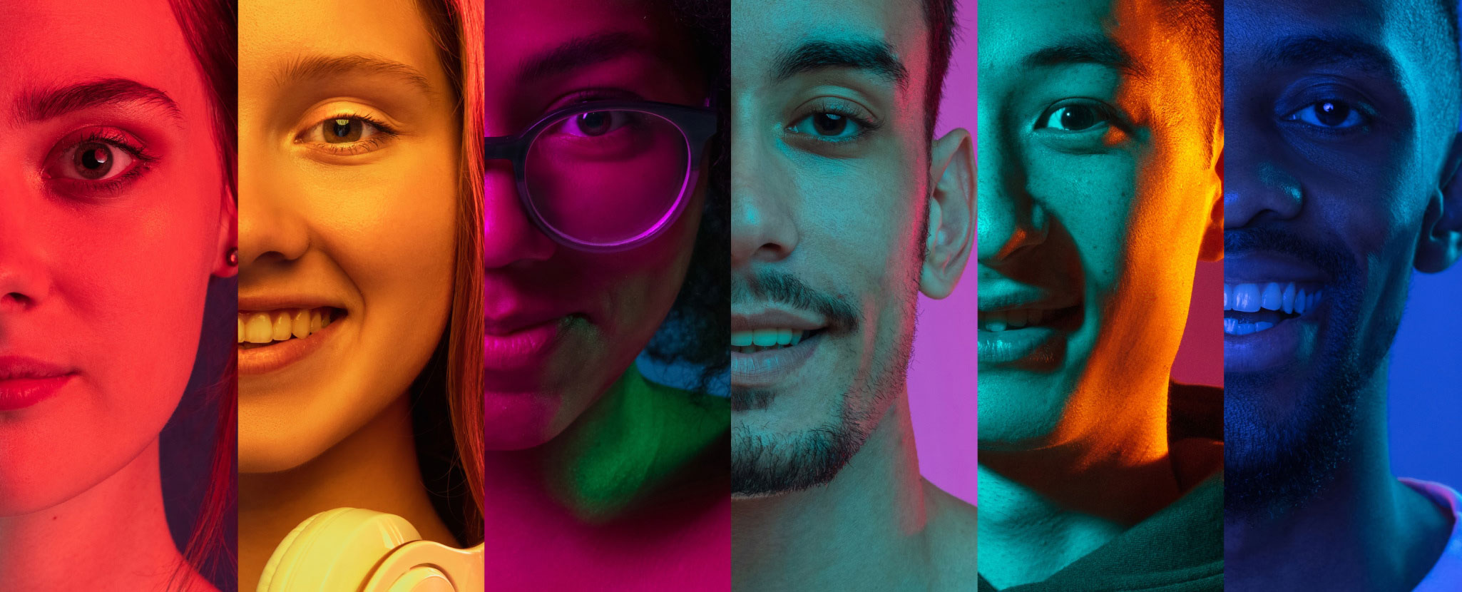 jovem mulher feliz e sorridente