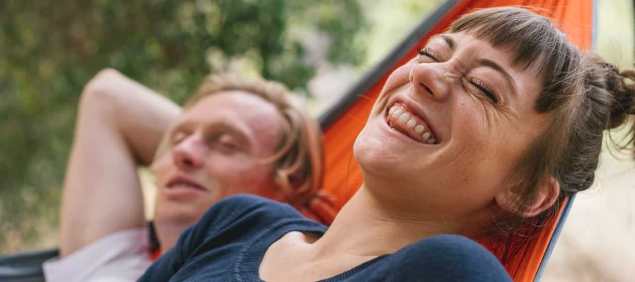 mulher sorridente em cama de rede
