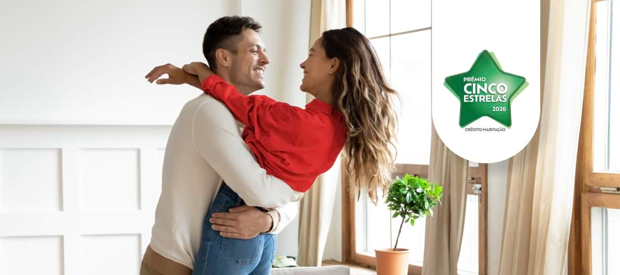 Casal feliz por realizar um Crédito Habitação para construção no Santander