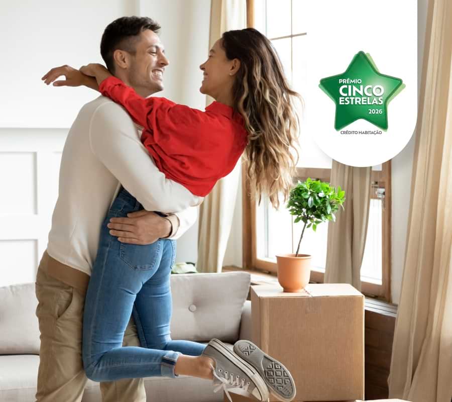 Casal feliz por realizar um Crédito Habitação para construção no Santander