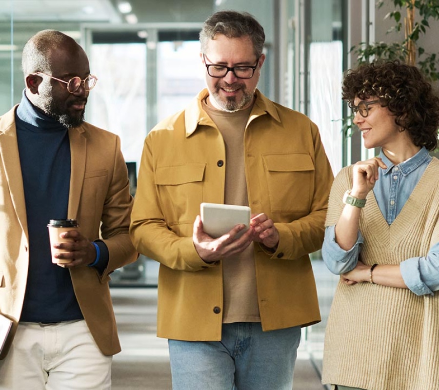 três pessoas juntas no trabalho