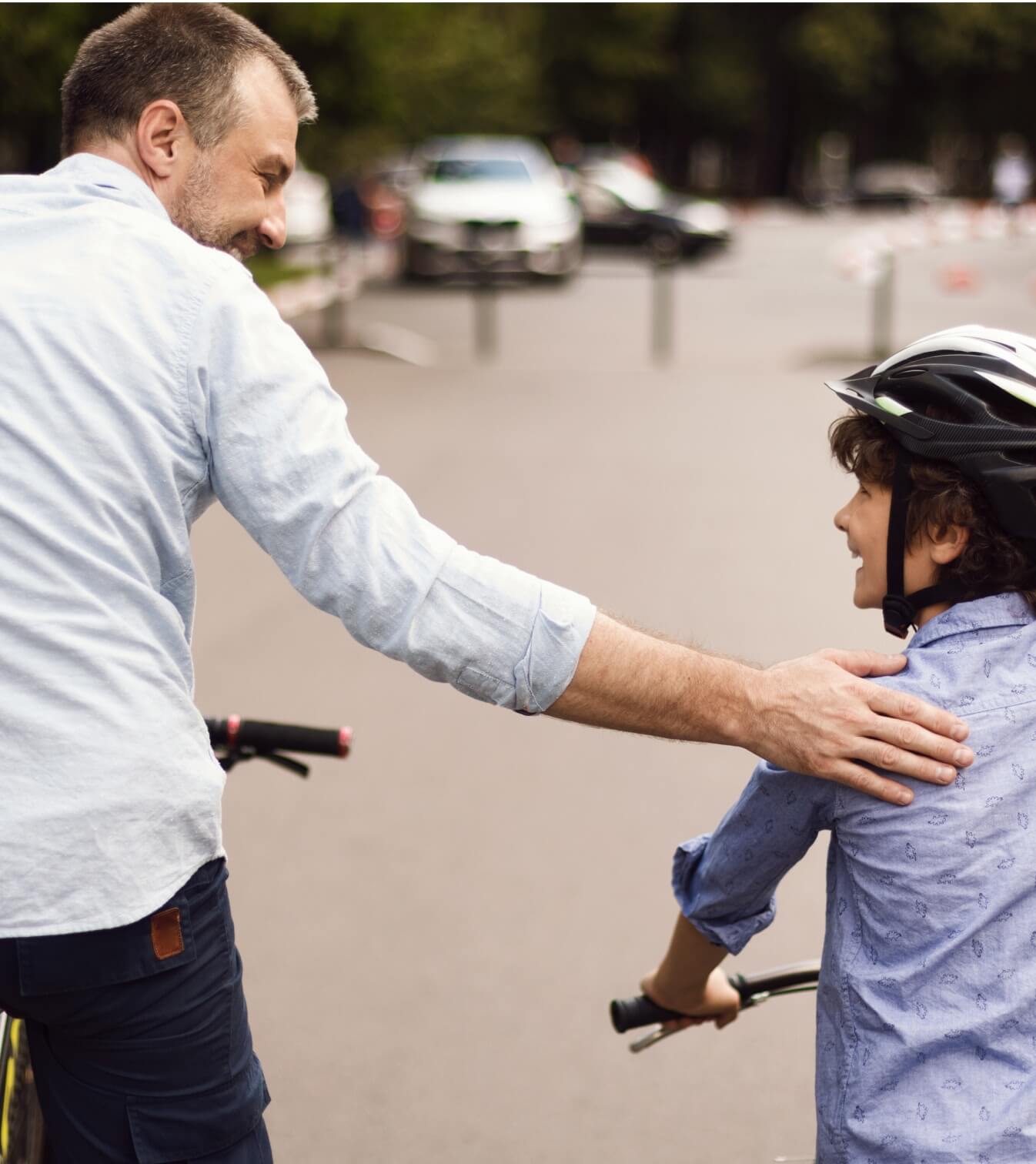 Pai ensina filho a andar de bicicleta