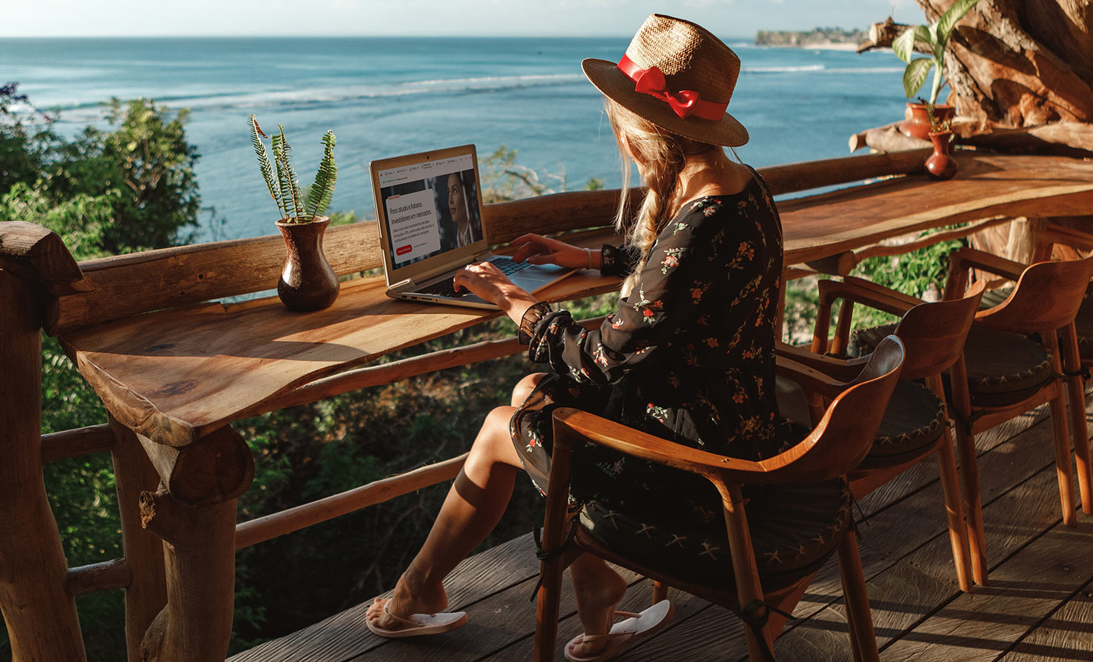 Mulher consulta no computador Curso Online de Organização dos Mercados