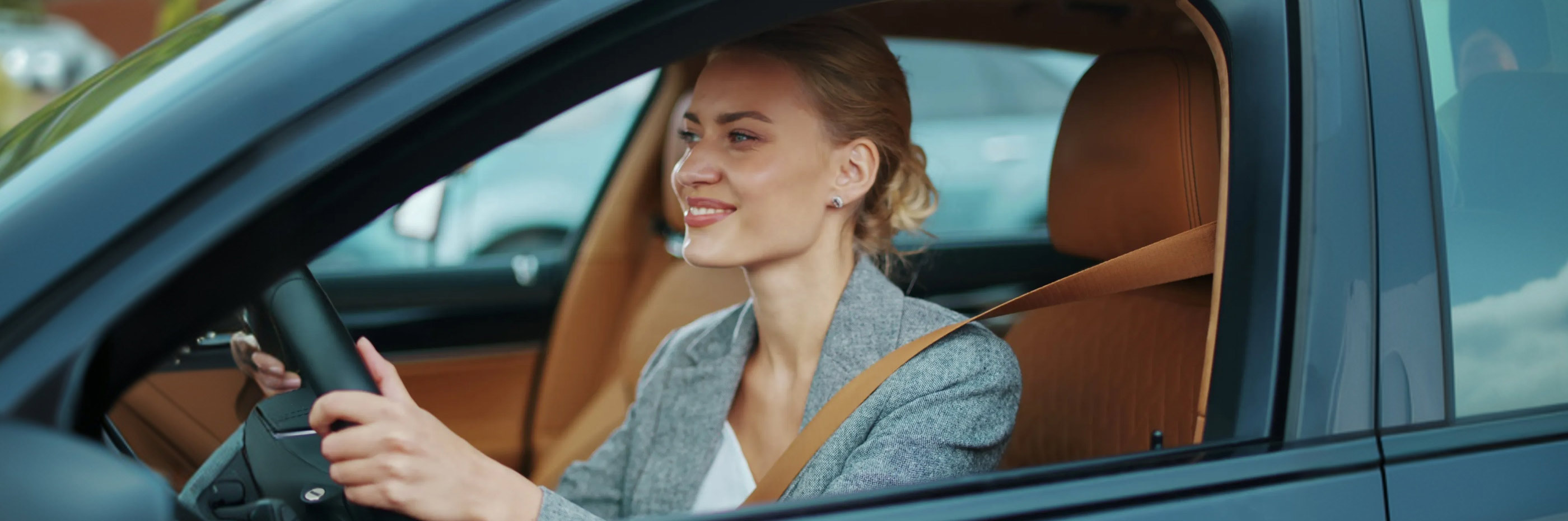 mulher ao volante de um carro