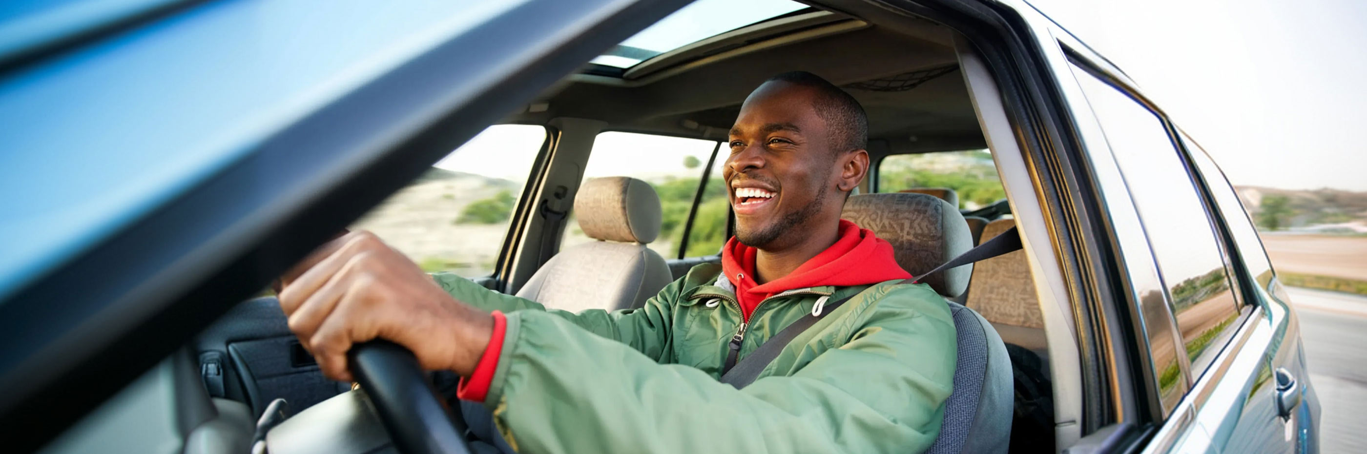 homem ao volante de um carro