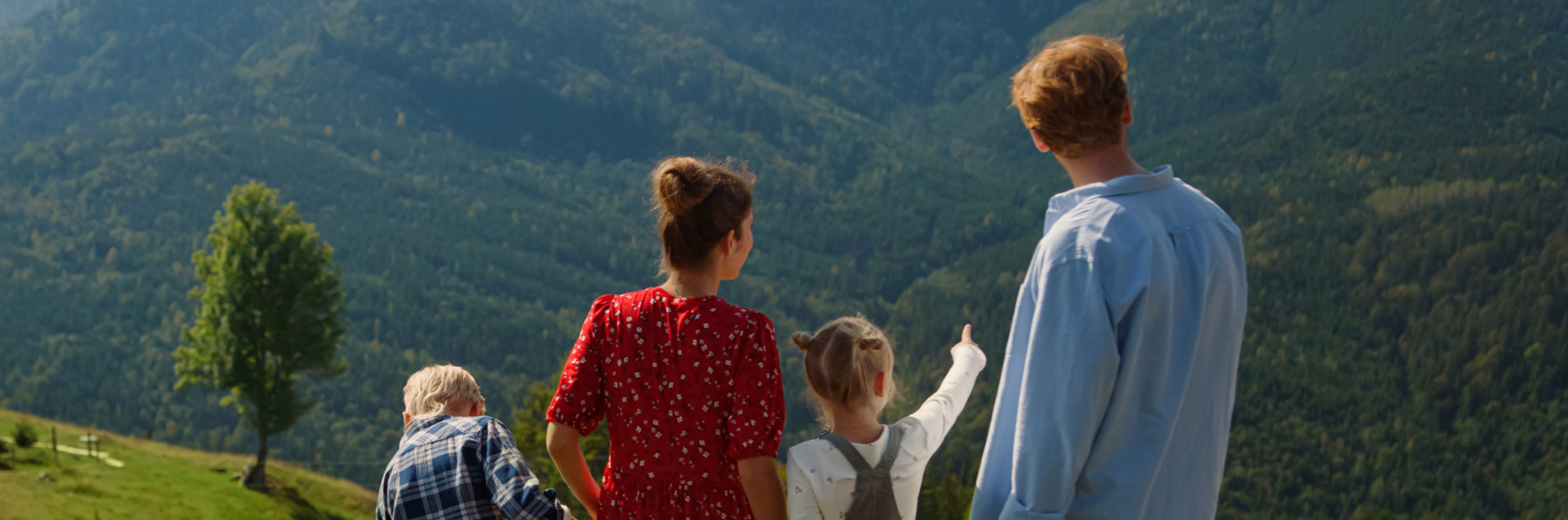 família com crianças em paisagem de montanha