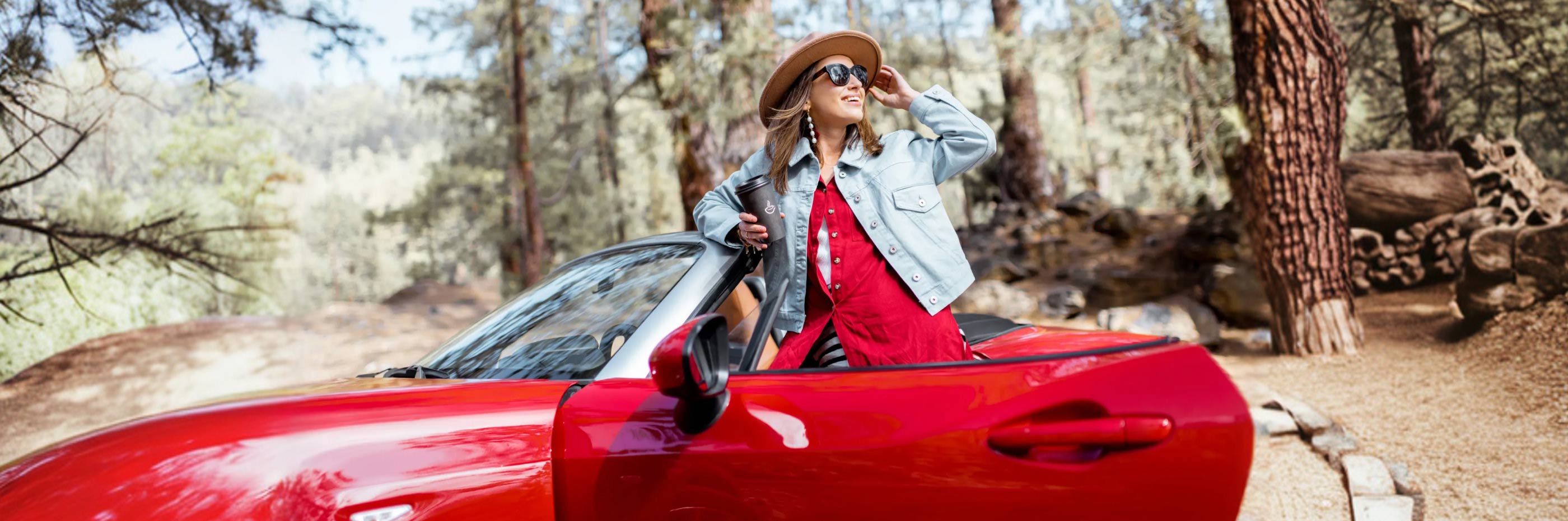 mulher a sair de um carro cabriolet