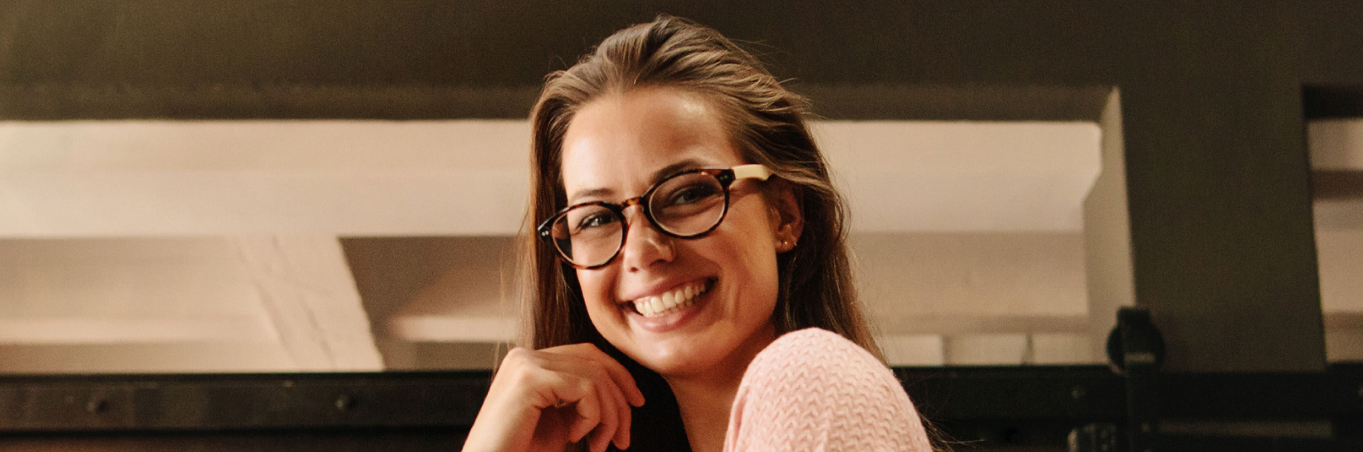Mulher olha em frente e sorri