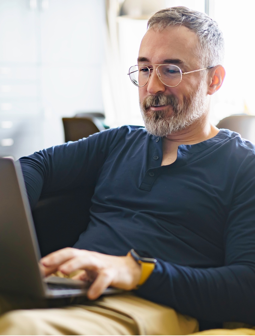 Homem a trabalhar no computador portátil