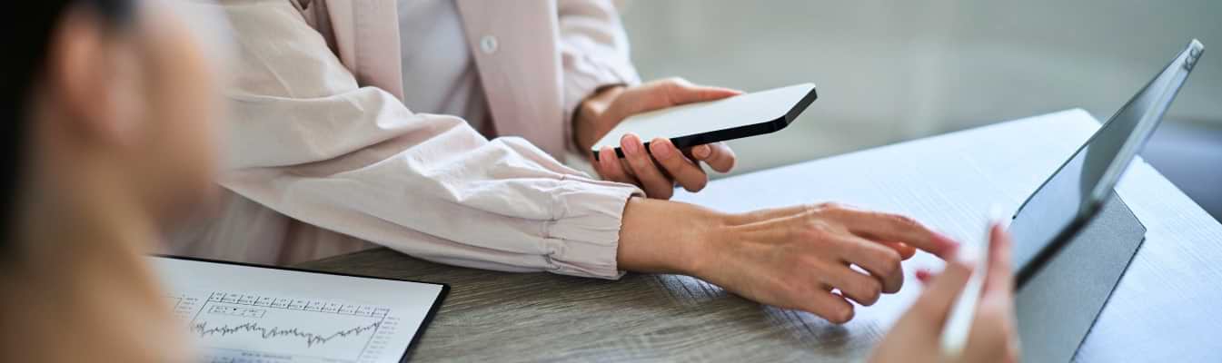 Pessoas escolhem o Crédito Habitação num tablet e com smartphone