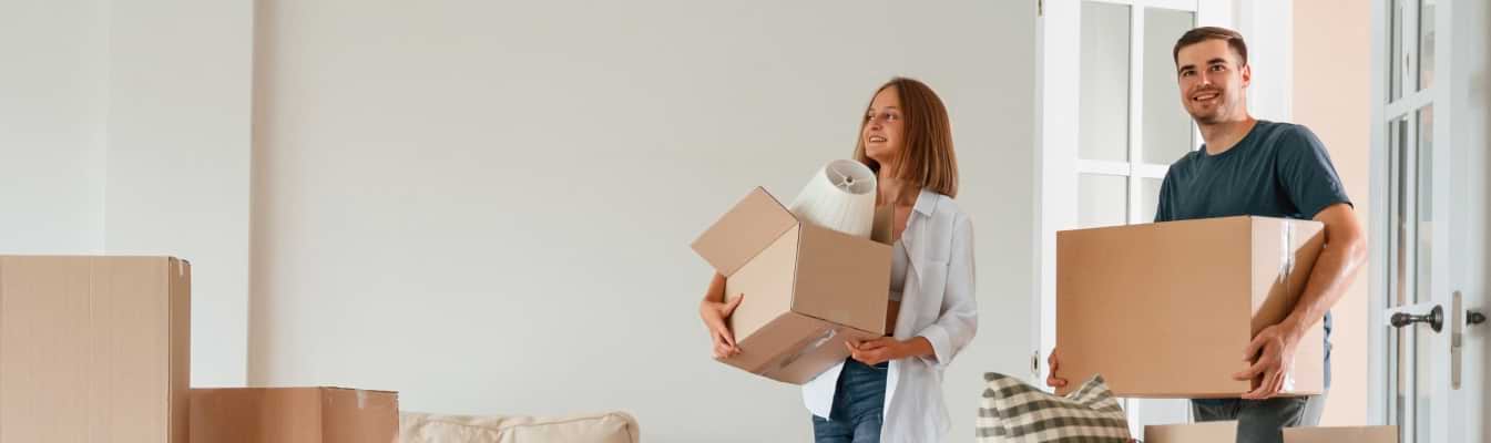 Casal faz mudanças para a sua nova habitação