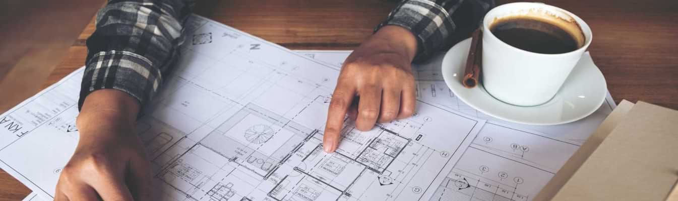 Homem traça projeto de construção