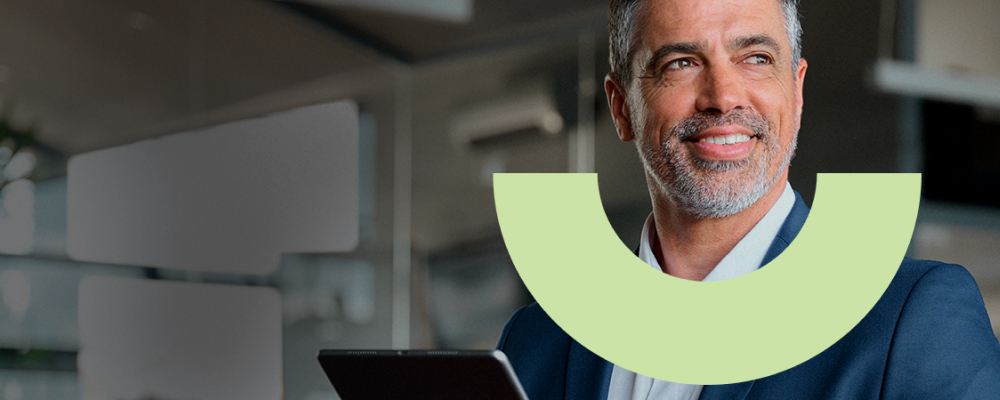 Homem sorri após candidatura ao Nova Voice Leadership Santander X