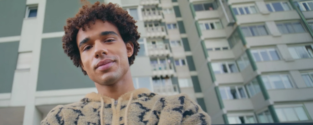 Homem a olhar em frente