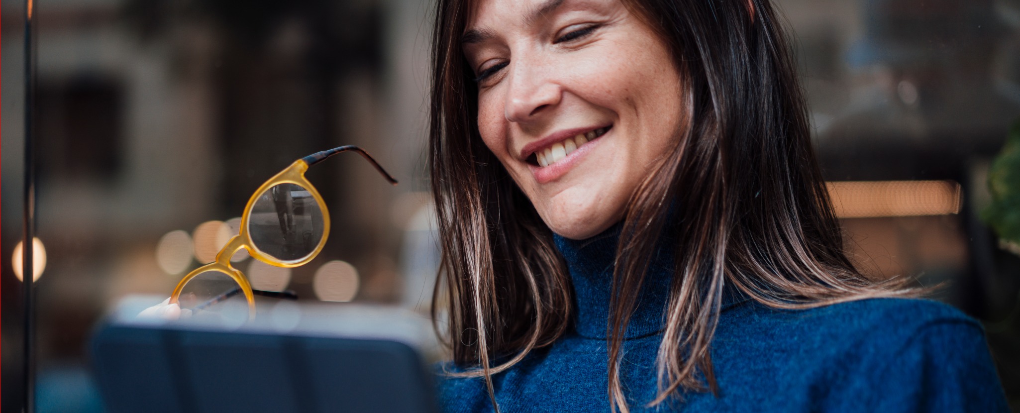 mulher sorridente a segurar tablet