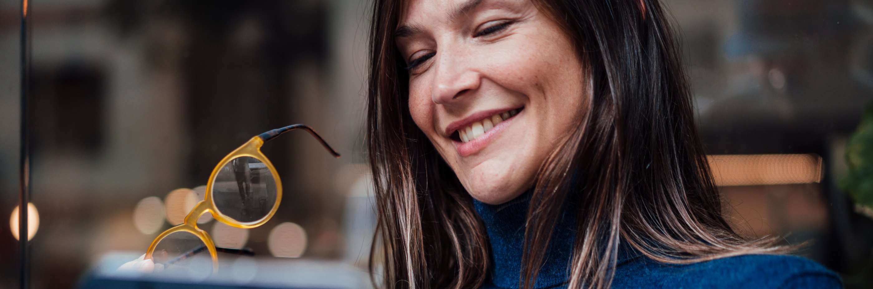 mulher sorridente a segurar tablet