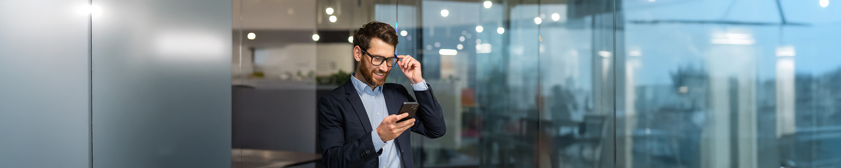 Pessoa a acompanhar informação financeira via smartphone