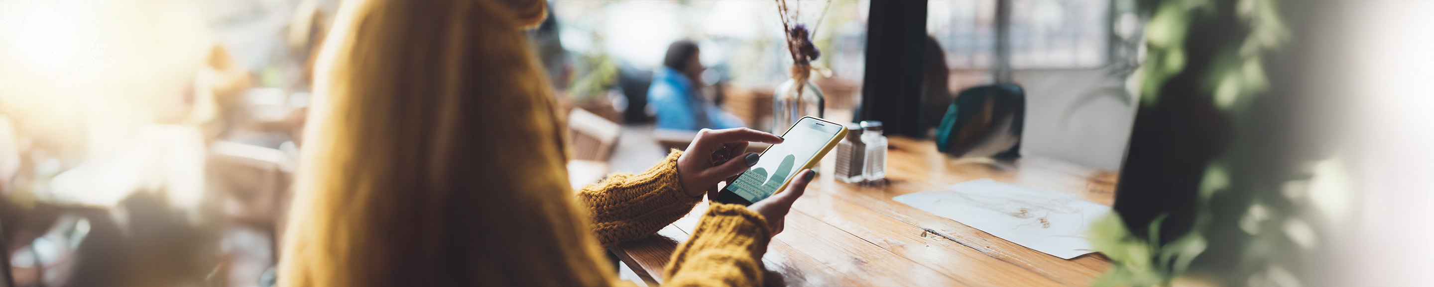 Senhora a consultar informação financeira no smartphone