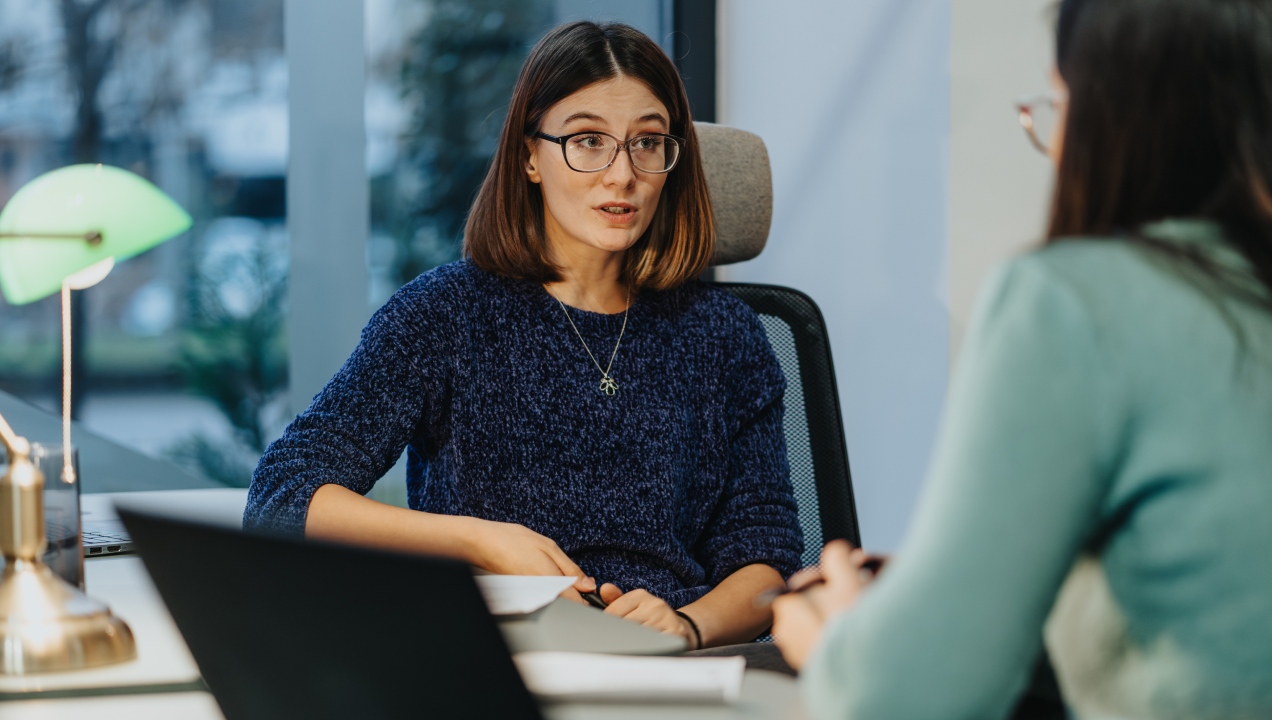 Senhora a conversar com os recursos humanos após rescisão de contrato