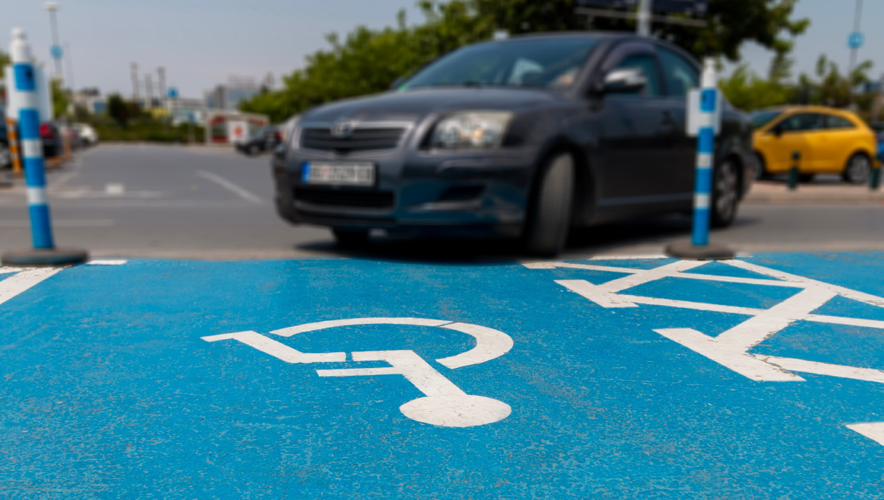 Carro a entrar para lugar de estacionamento reservado para pessoas com deficiências