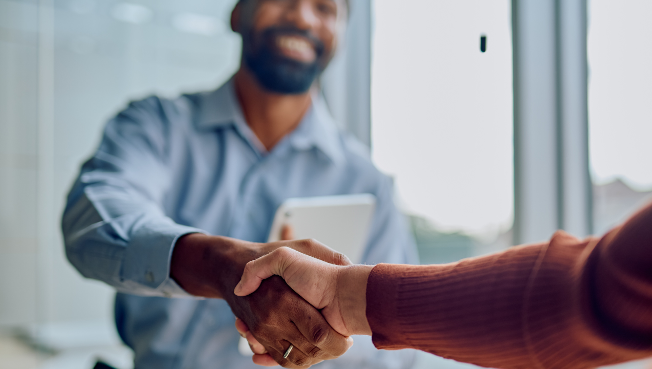 Dois senhores a apertarem as mãos felizes 