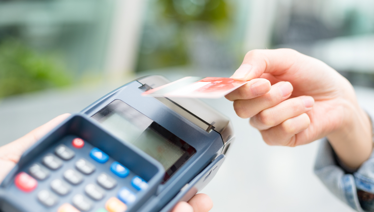 Senhora a pagar compra com um cartão 