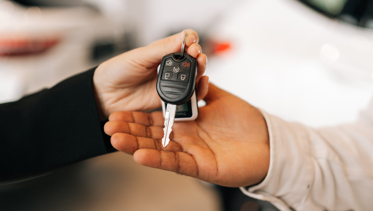 ntrega de chave de automóvel entre duas pessoas no momento de compra do veículo