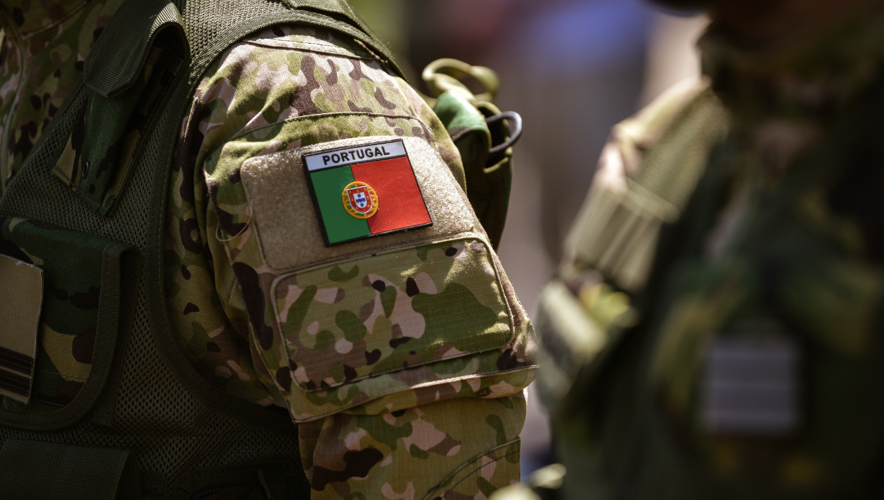 Soldados portugueses fardados 