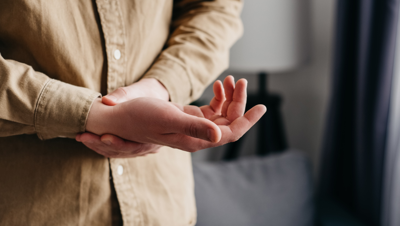 Senhor a medir as pulsações com a mão