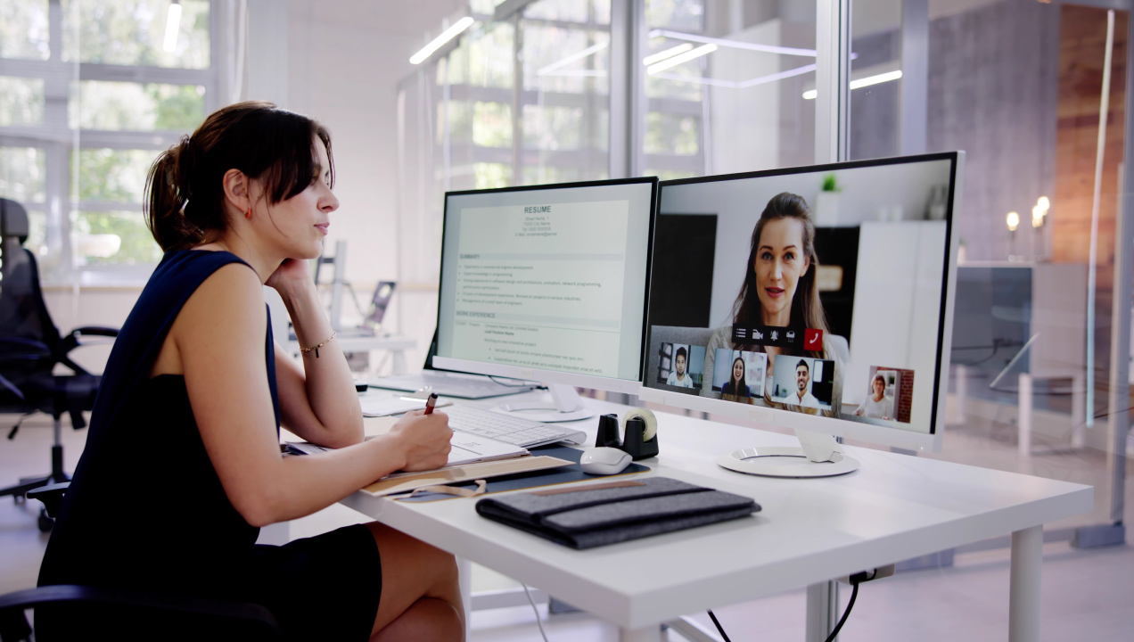 Senhora a fazer entrevista de emprego online