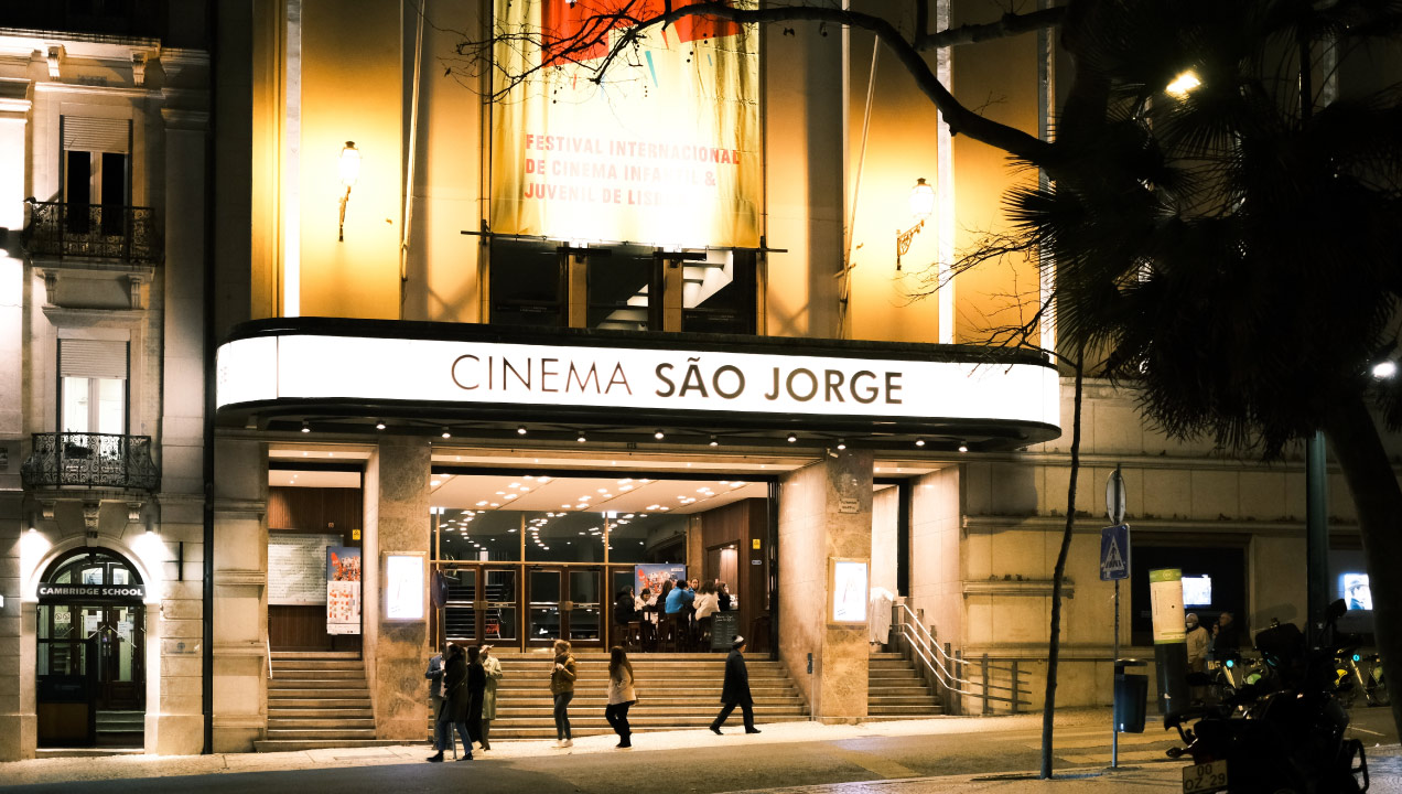 Entrada cinema São Jorge em lisboa à noite 