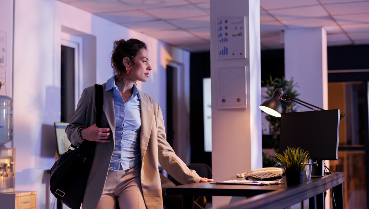 Senhora a sair do seu ambiente de trabalho