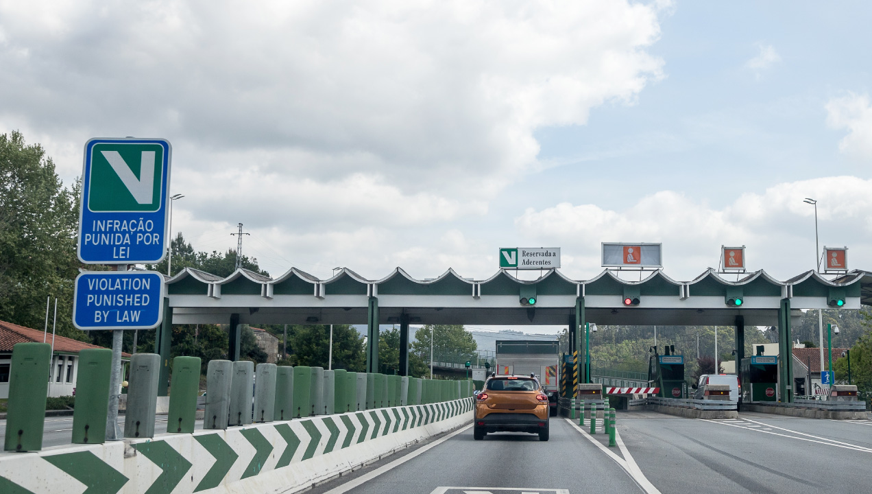 Carro a passar na via verde na portagem