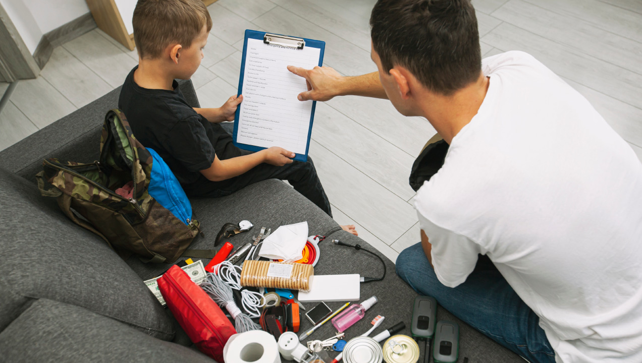 Pai e filho a montarem um kit e a verificarem o que falta numa lista