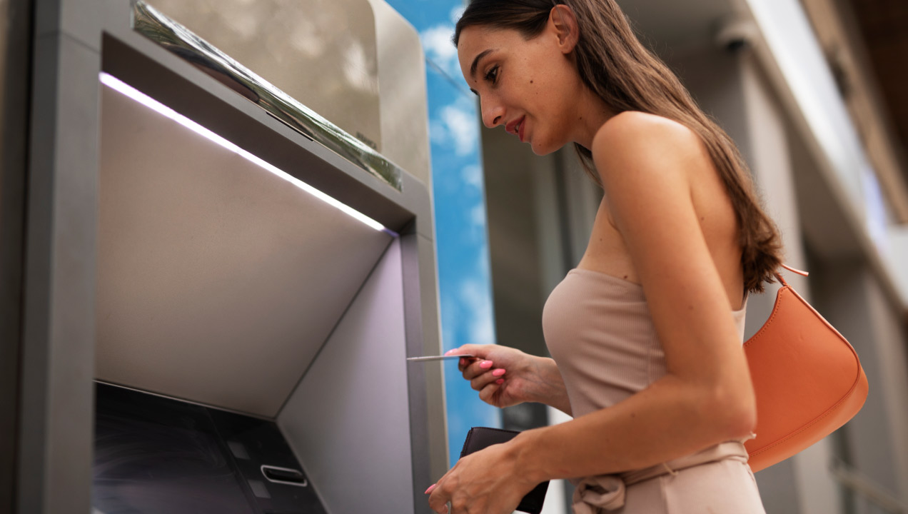 Senhora a inserir cartão no multibanco