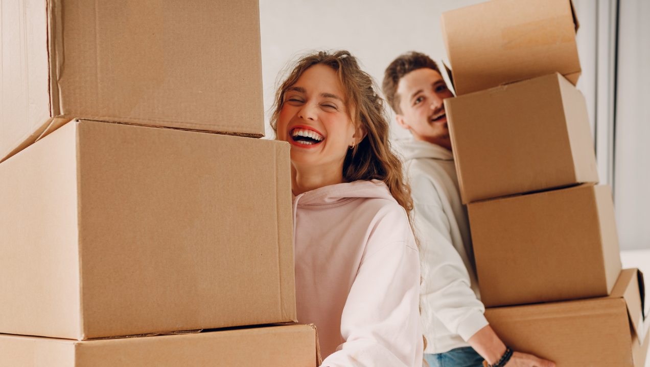 Casal jovem com caixas de mudança de casa